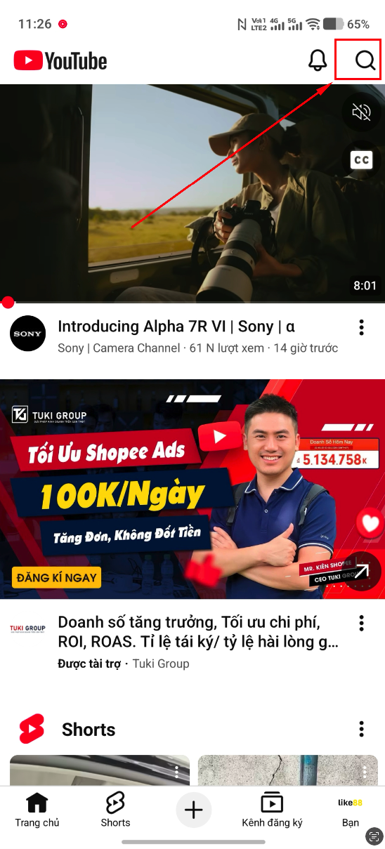 Bước 1 mở app YouTube và bấm kính lúp